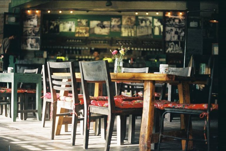 Bàn ghế cafe vintage thường có màu nâu sẫm và chất liệu bằng gỗ
