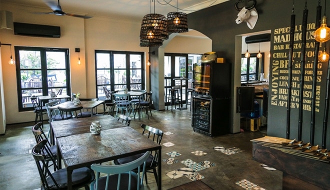 Màu sắc bàn ghế quán cafe hòa hợp với không gian kiến trúc