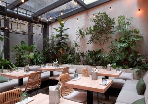 Không gian bàn ghế cà phê sân vườn bền đẹp