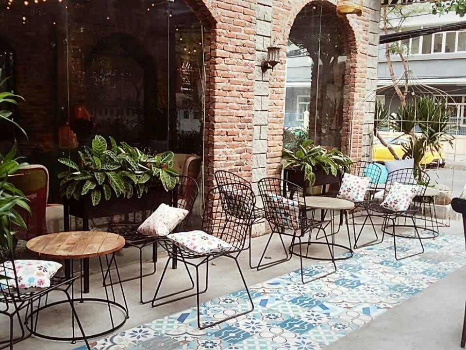 Mẫu ghế cafe làm từ sắt mạ kẽm, sơn tĩnh điện, có độ bền cao và khả năng chống chịu tốt với thời tiết