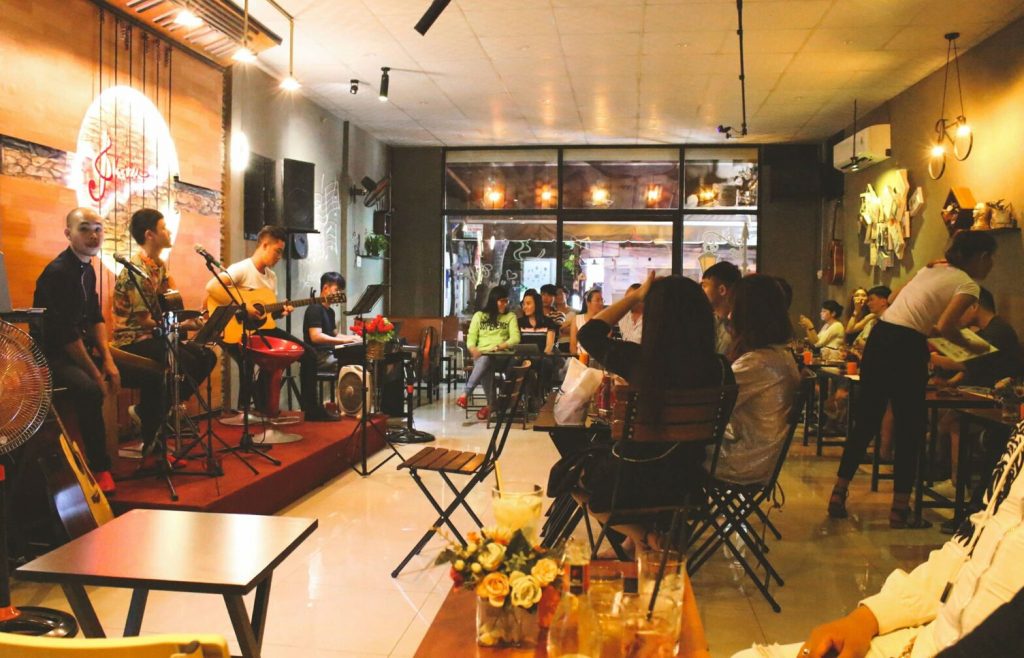 Các quán cafe acoustic là nơi gặp gỡ, giao lưu cho những ai yêu âm nhạc.
