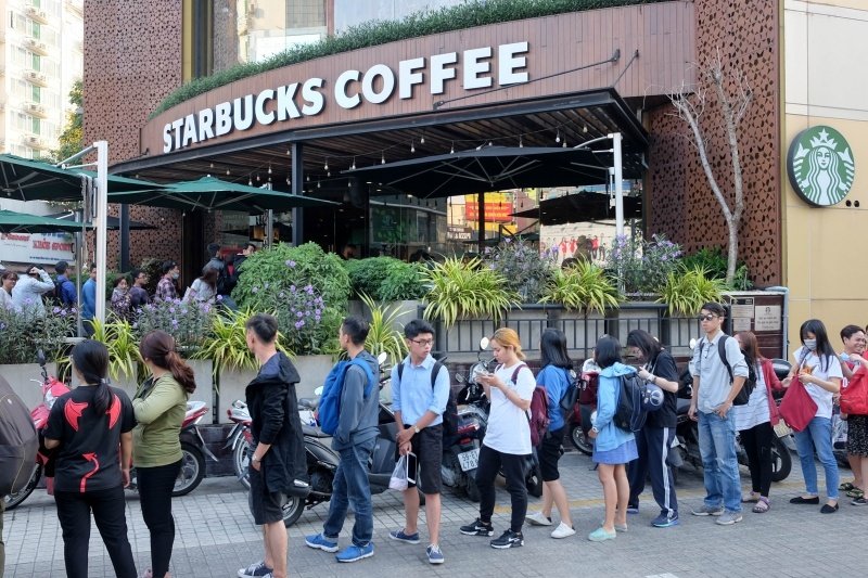 Tuy có giá thành cao ngất, nhưng Starbucks vẫn luôn nườm nượp khách hàng bởi vì họ đã định vị đúng đối tượng. Đó chính là giới trẻ, những người thành đạt.