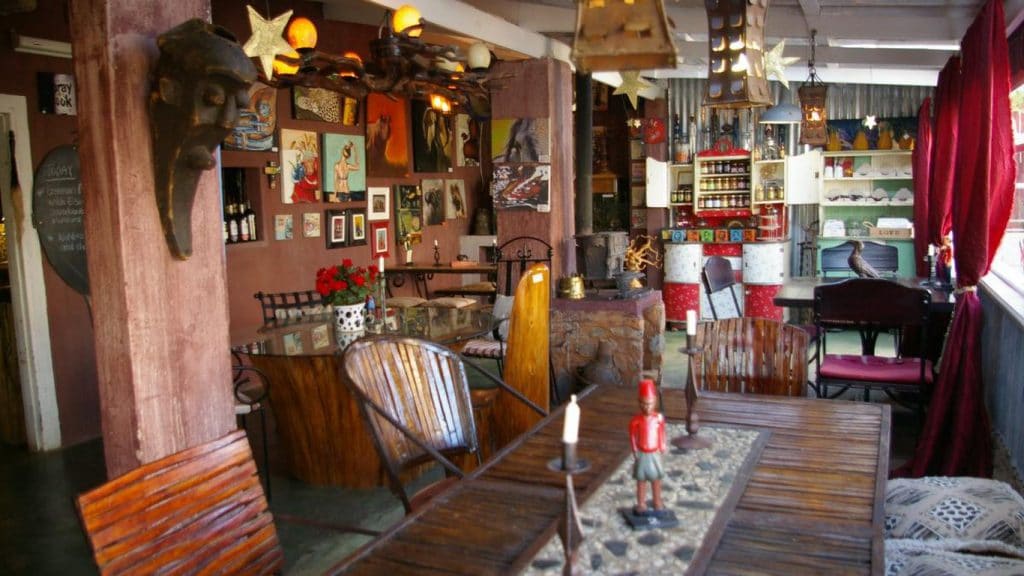 Không gian nội thất quán cafe được trang trí theo phong cách Bohemian