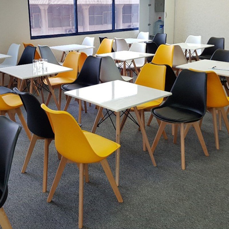 Phong cách Retro: Bàn ghế nhựa tô điểm sắc màu cho quán cafe