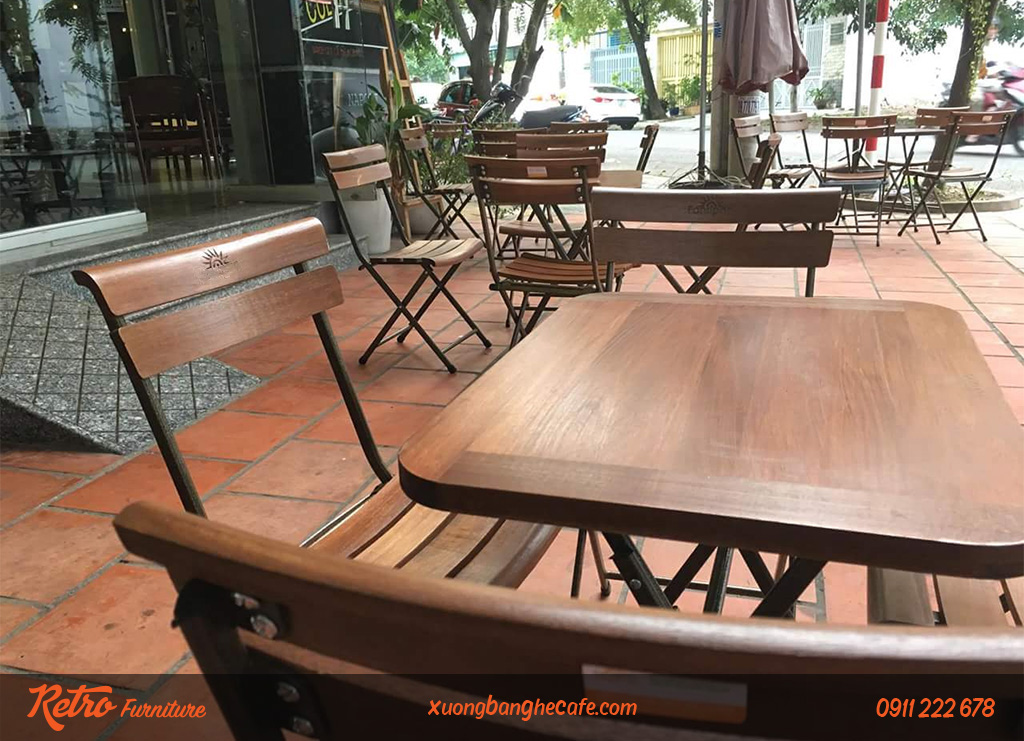 Bàn ghế xếp cafe thiết kế đơn giản, màu sắc tự nhiên
